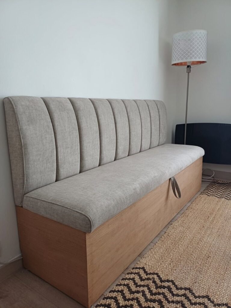 Banquette coffre de restaurant sur mesure avec assise rembourrée et dossier vertical, fabrication française.