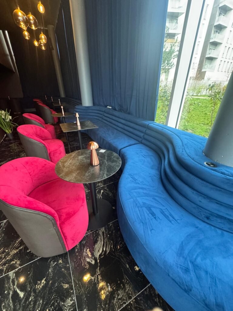 Banquette de restaurant sur mesure à Paris – Velours bleu design courbe