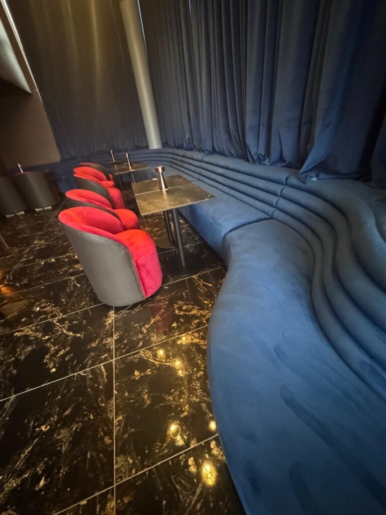 Banquette lounge sur mesure Paris – Fabrication artisanale française