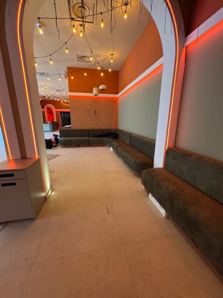 banquette velours vert adossé au mur french finish