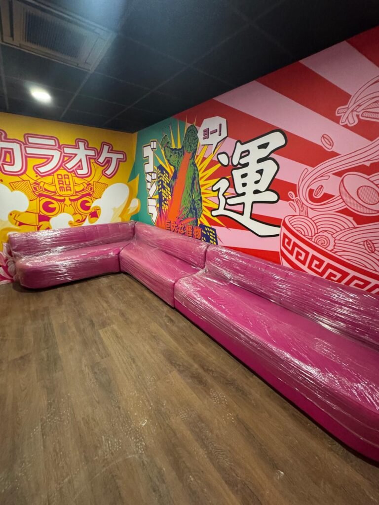 similicuir rose adossé au mur cannes