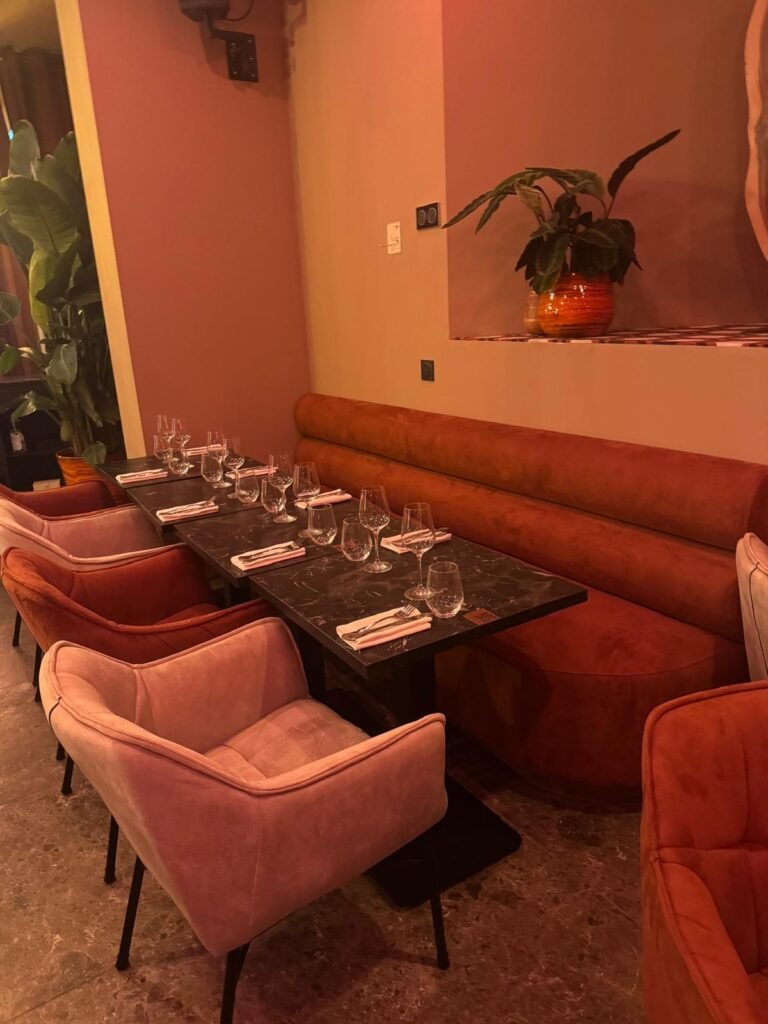 banquette de restaurant sur mesure et chaises  la marianne courbevoie