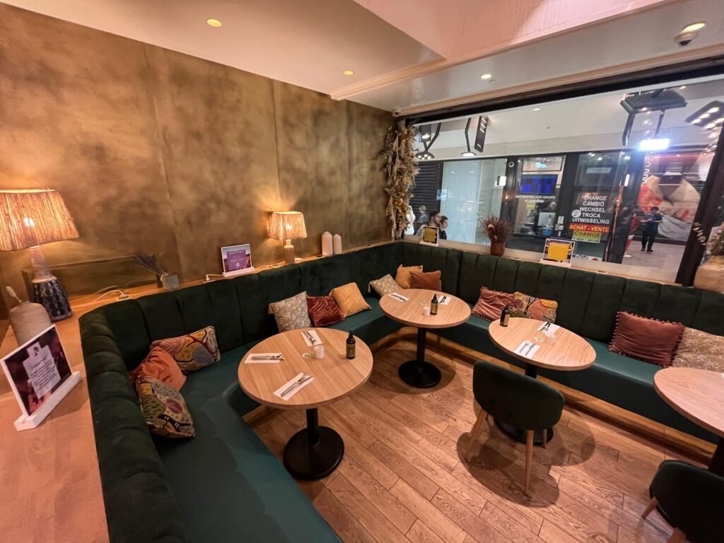 banquette de restaurant sur mesure occitane des champs elyses french finish paris